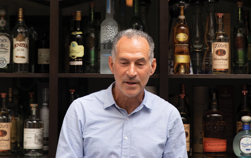 Photo of David Lipman ’76 in front of the bar at a restaurant