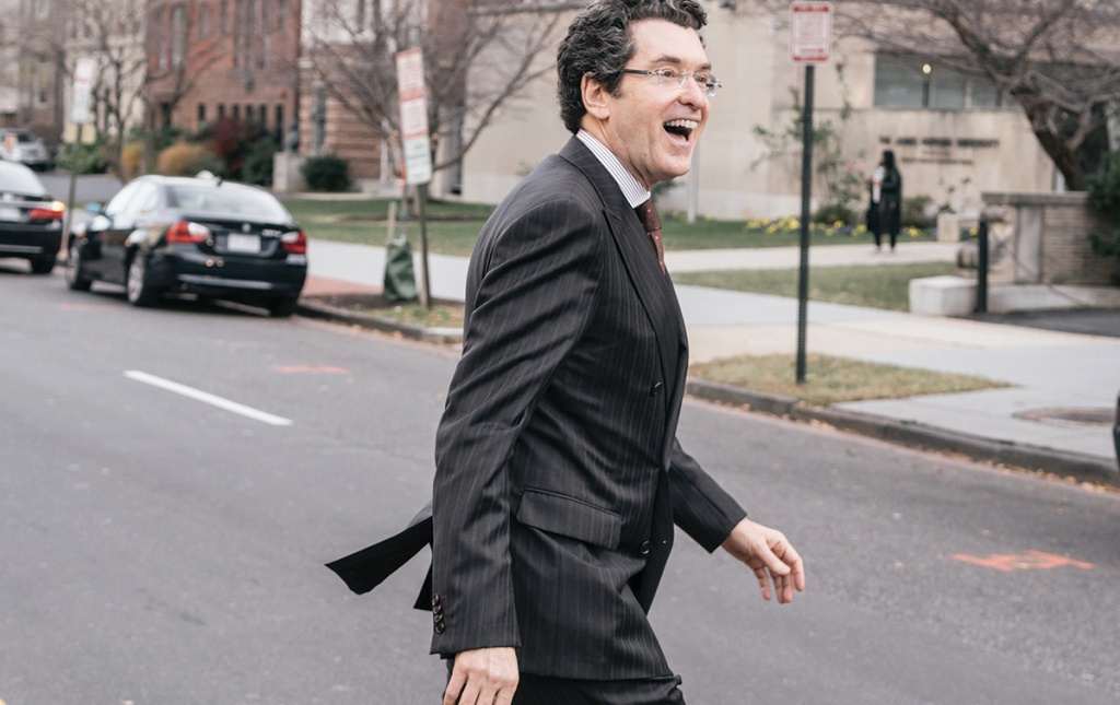 Photograph of Norman Eisen ’85 crossing a street in Washington D.C.