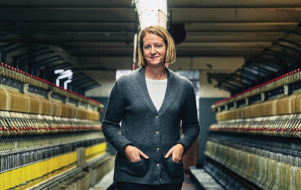 Jennifer Knight '89 stands between woolen spinning frames