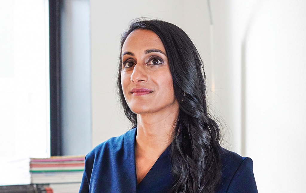 portrait of Bina Venkataraman ’02 