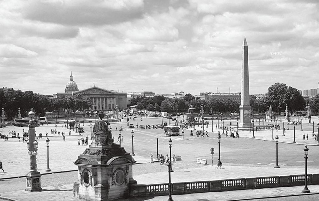 Black and white image of Paris plaza 