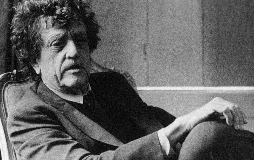 Black and white image of Kurt Vonnegut at the Maddock Alumni Center in 1990.