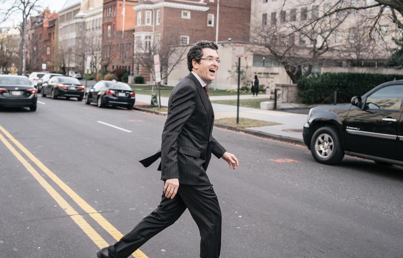 Photograph of Norman Eisen ’85 crossing a street in Washington D.C.