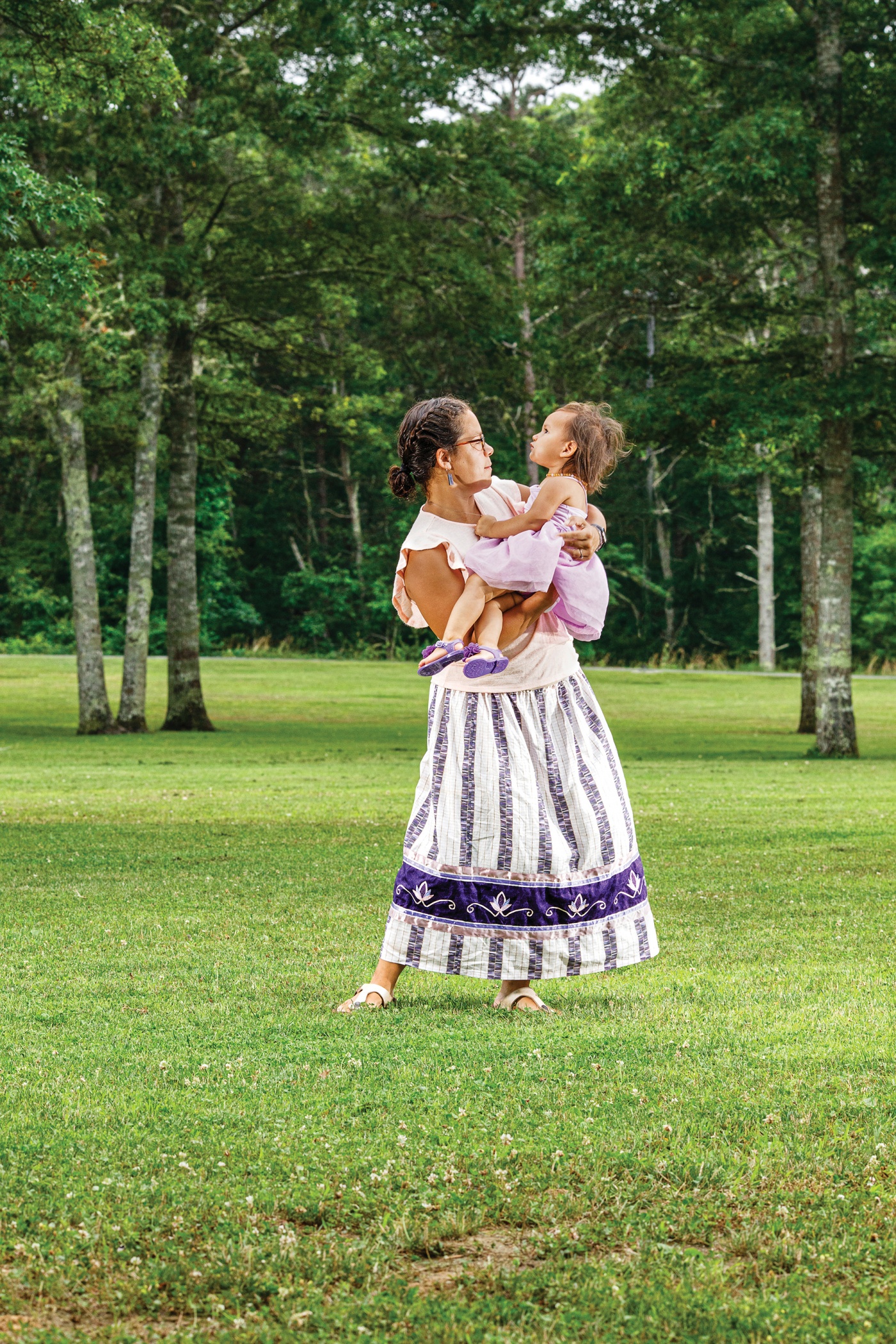 Portrait of Nitana Hicks Greendeer ’03 with her daughter