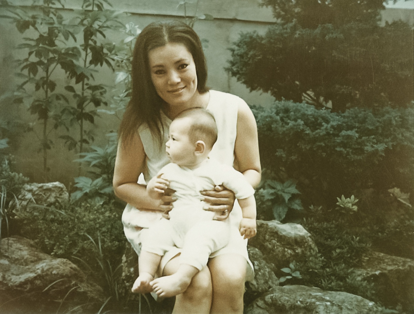 Image of Grace Cho and her mother in 1971