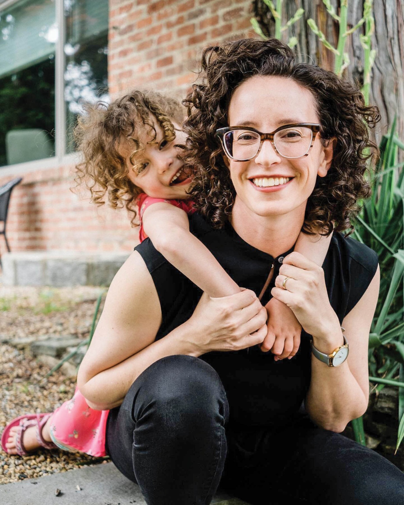 Image of Molly Birnbaum and her daughter Olive, hugging her from behind