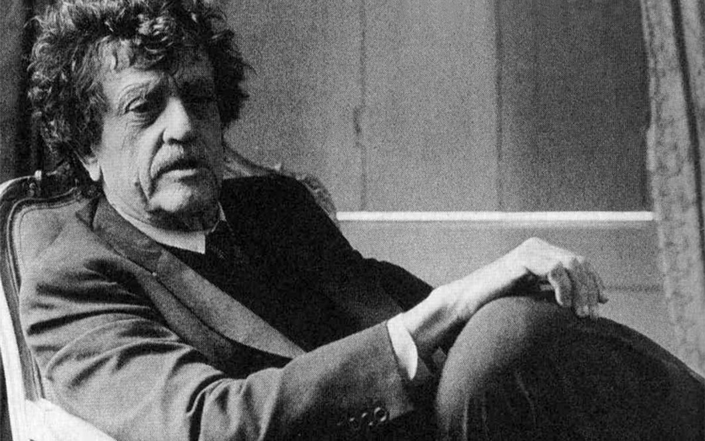 Black and white image of Kurt Vonnegut at the Maddock Alumni Center in 1990.