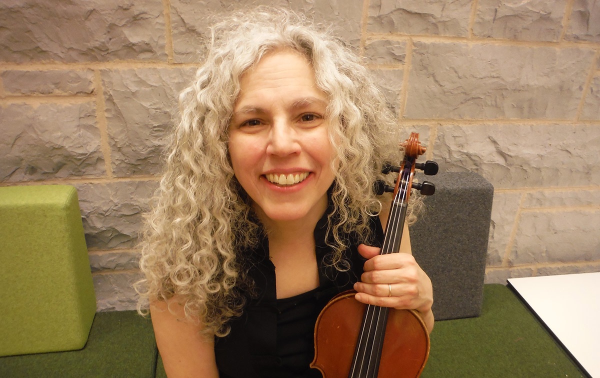 Image of Alicia Svigals holding a violin