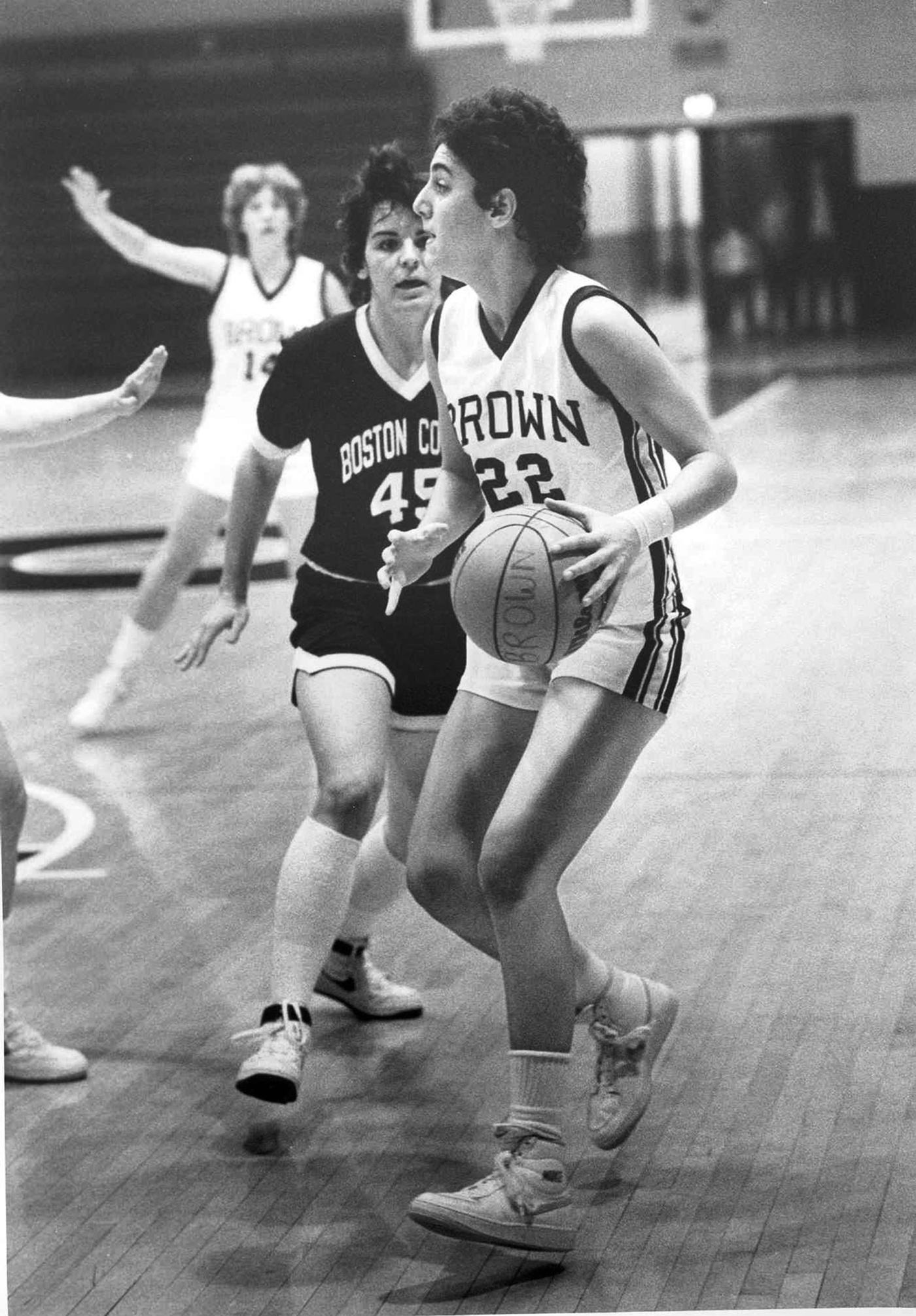 Black and white image of Donna Yaffe dribbling the basketball in a Brown game in 1984.