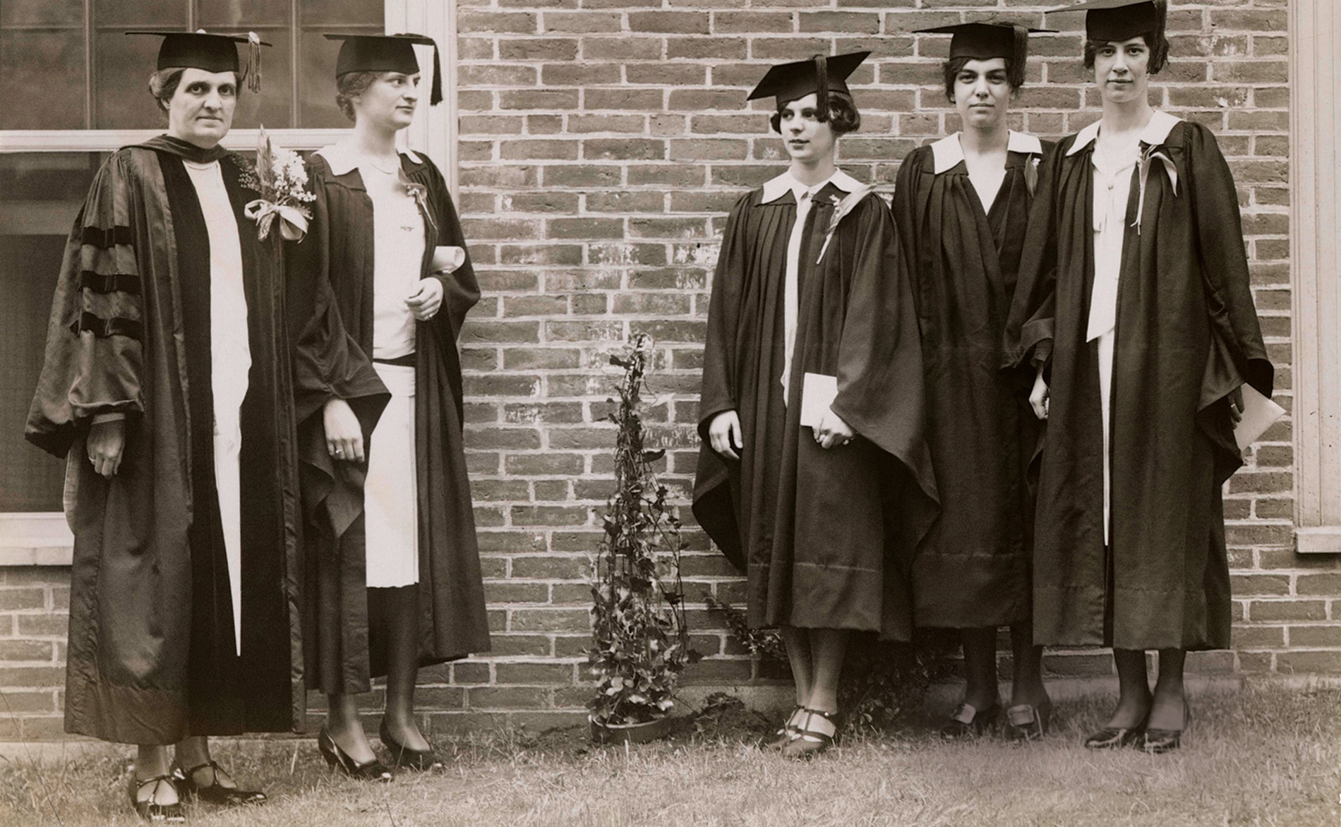 Dean Morriss and graduates on Ivy Day 1928