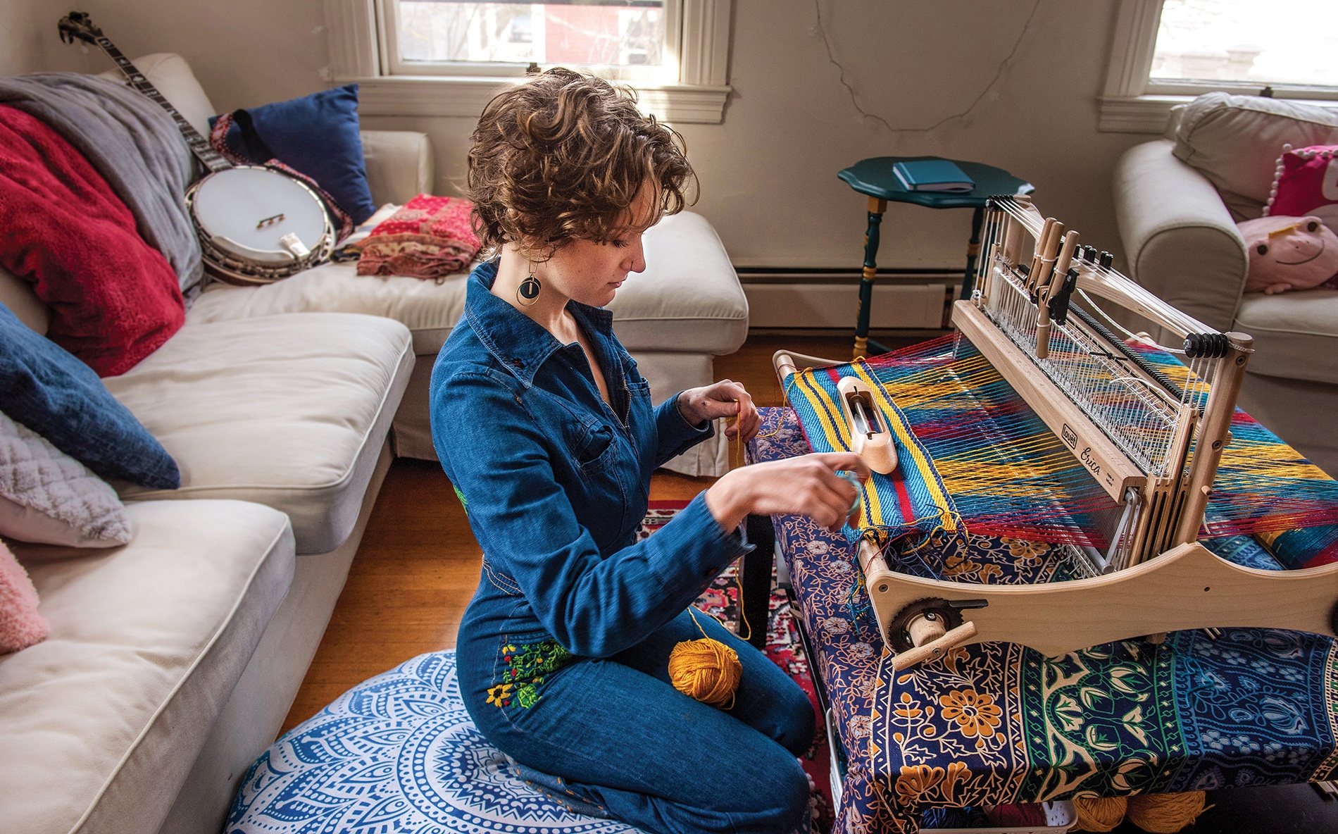 Image of Beth Pollard ’21 at her loom