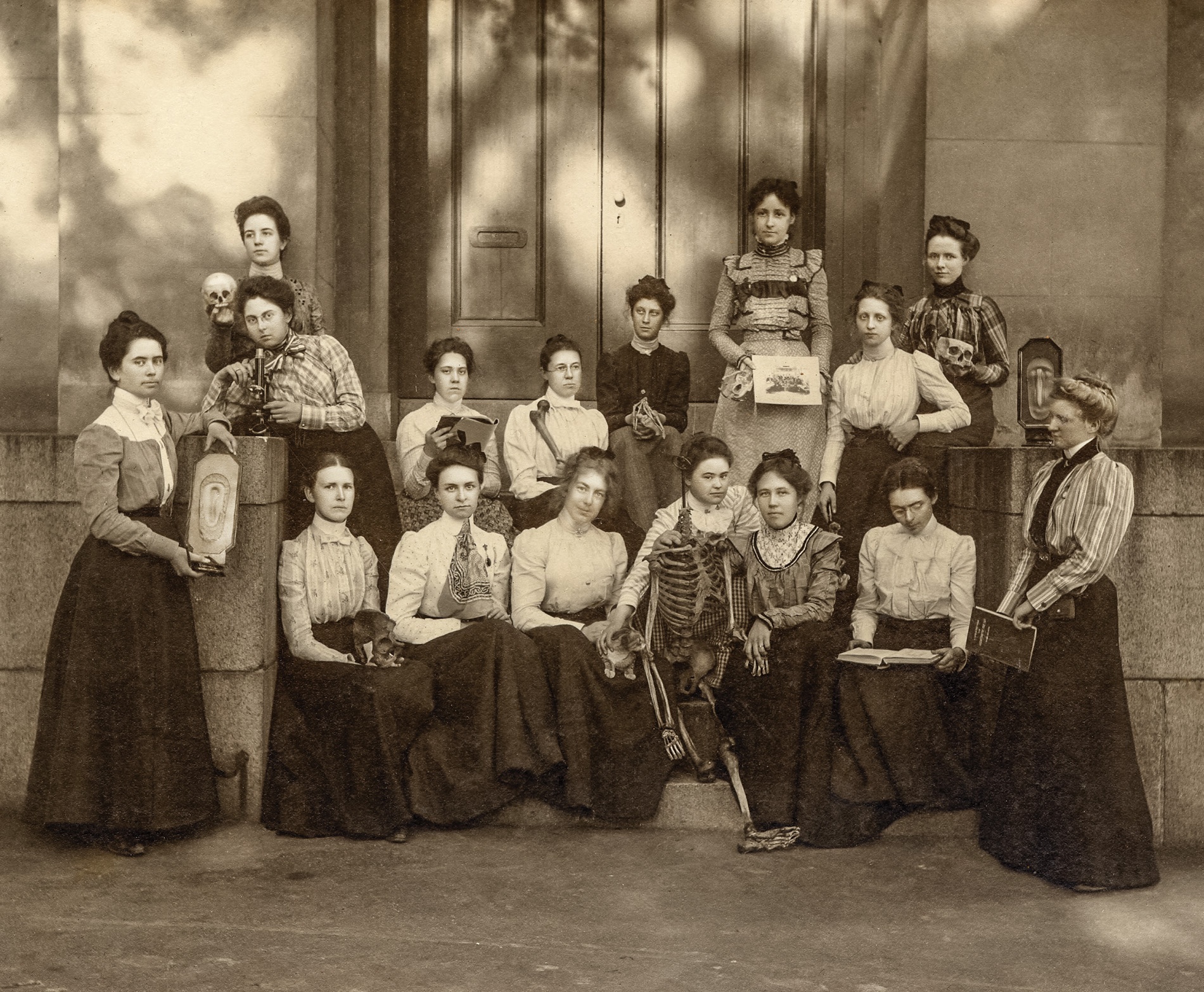 Image of Brown 1905 Women's Anatomy Class