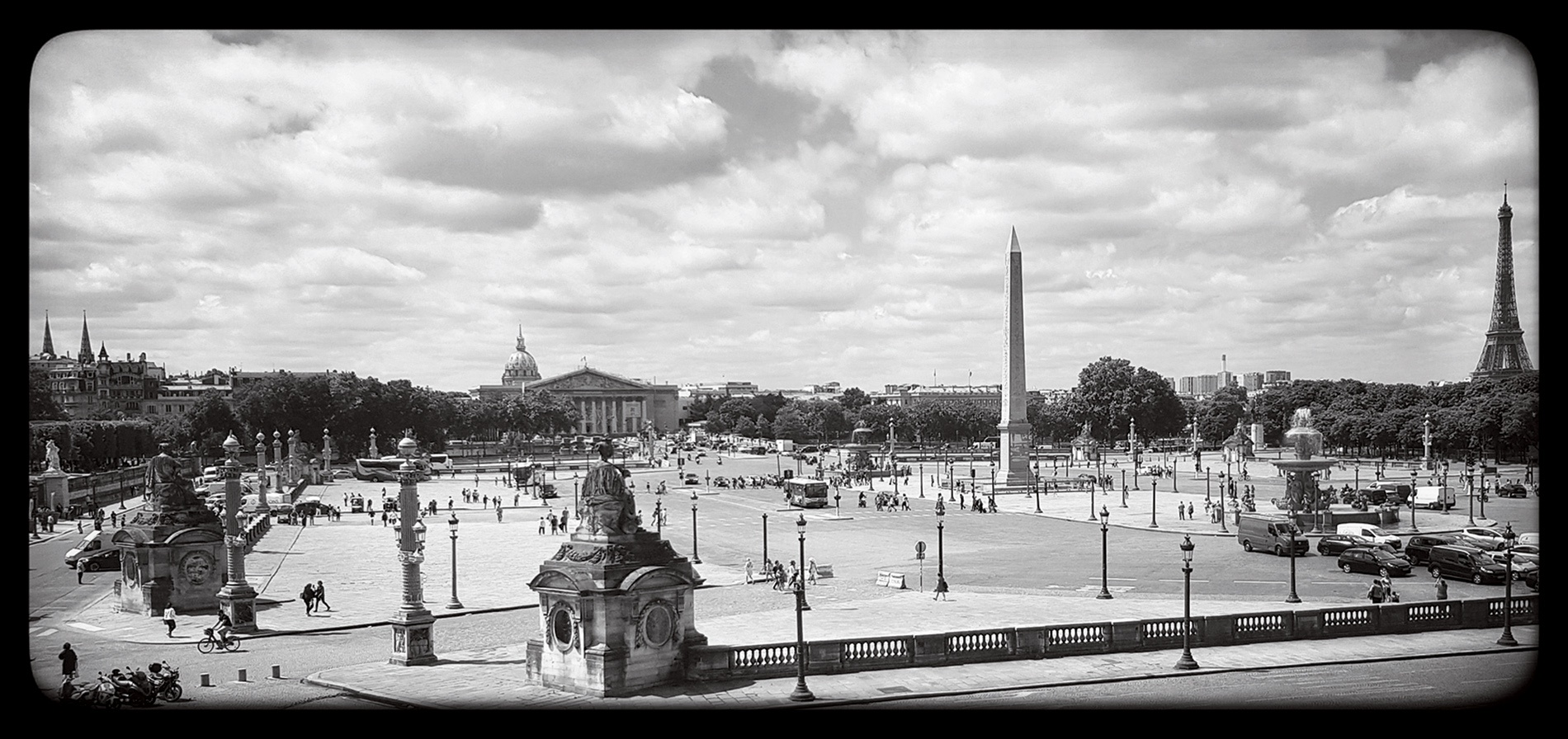 Black and white image of Paris plaza 