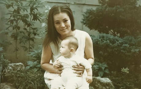 Image of Grace Cho and her mother in 1971
