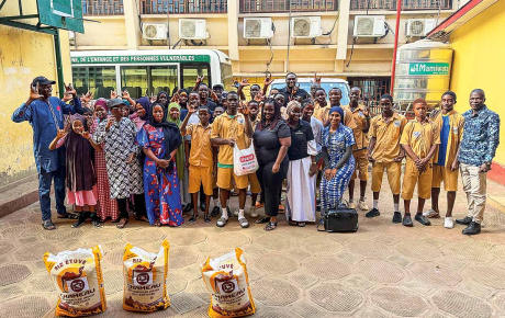 Image of a group of people in a courtyard in Guinea