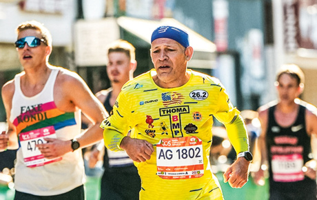 Steve Thoma running in a race