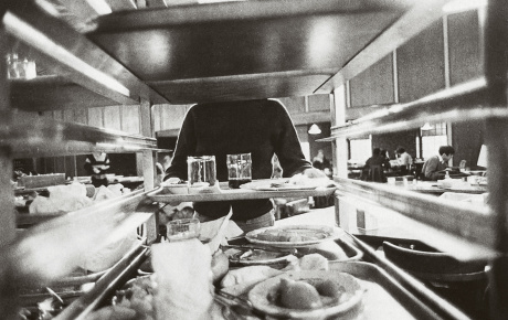 a student busses her tray at the Ratty